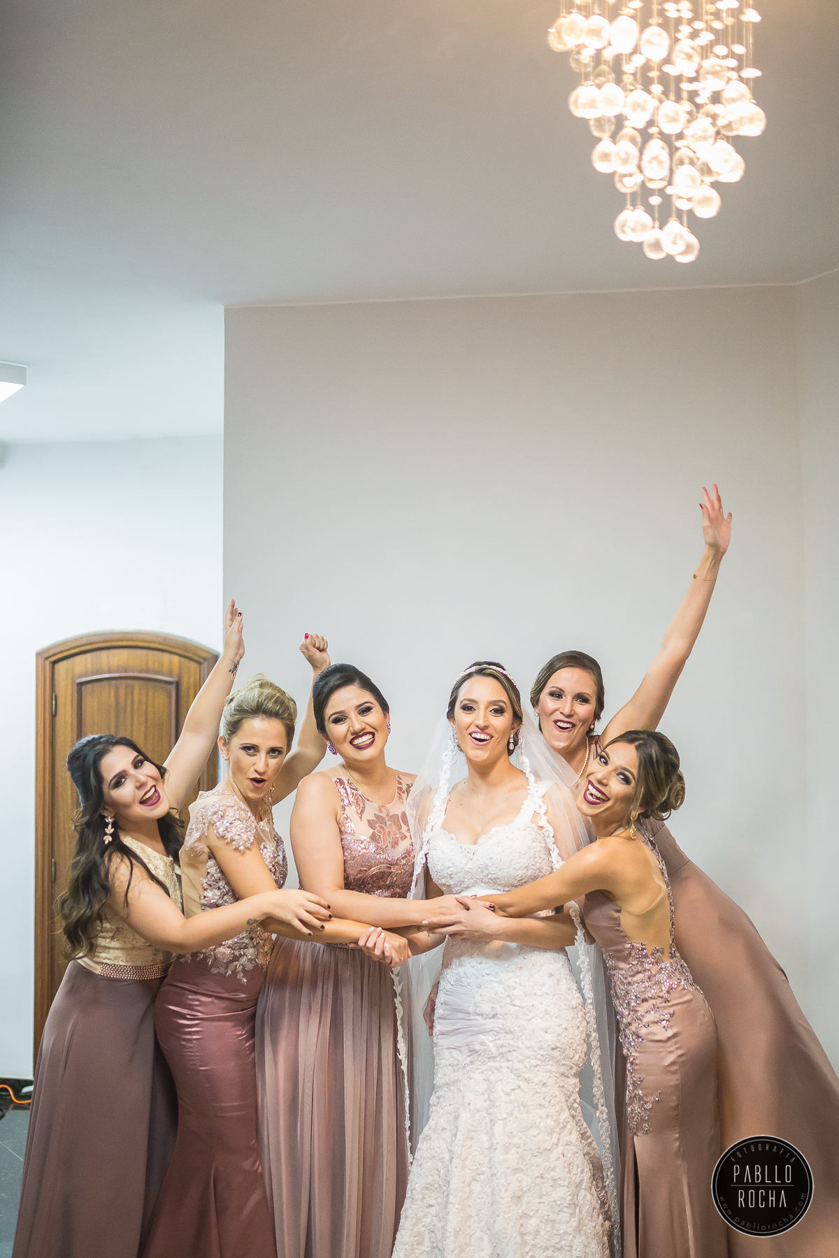 noiva e madrinhas comemorando