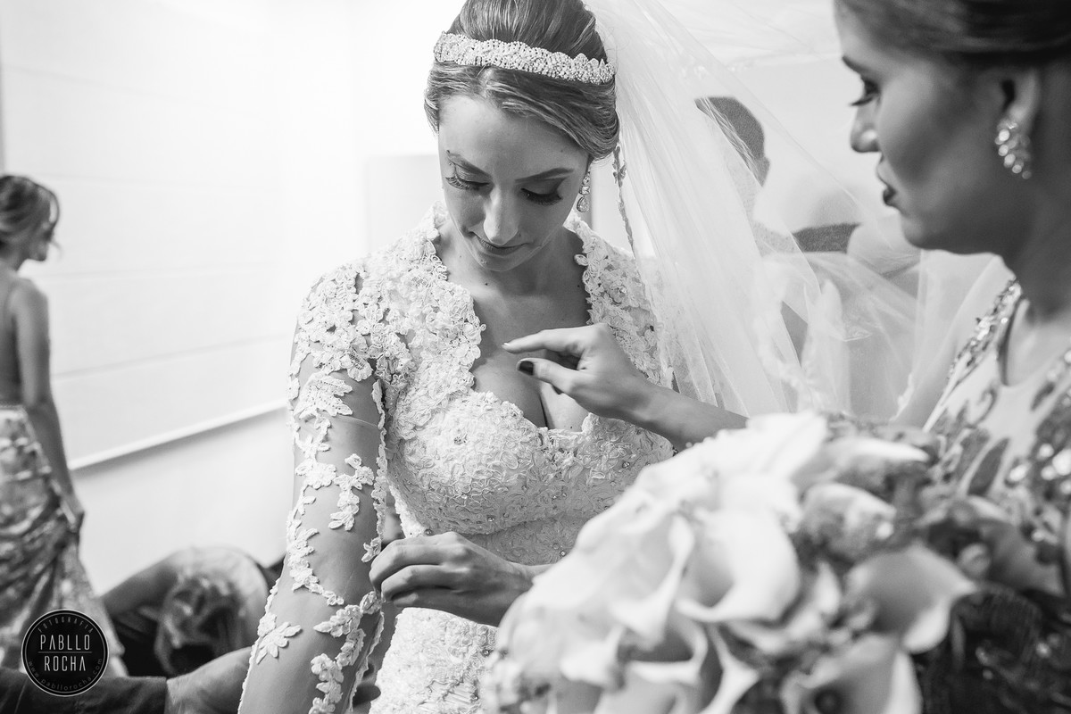 noiva vestindo seu vestido