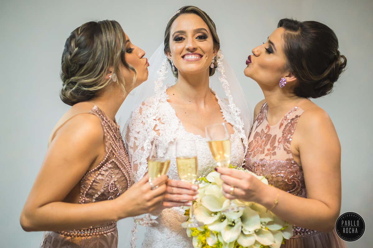 noiva e madrinhas brindando
