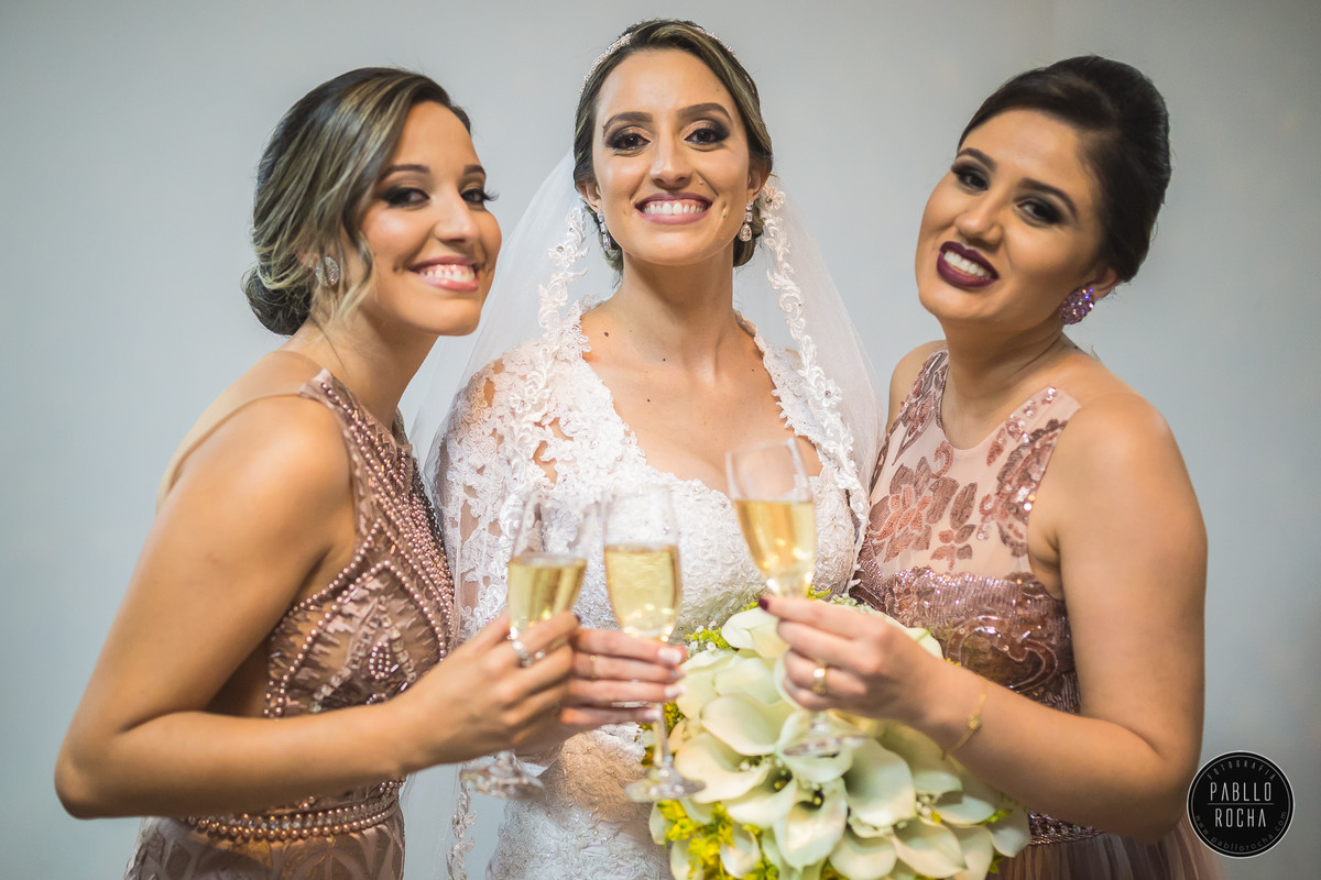 noiva e madrinhas brindando