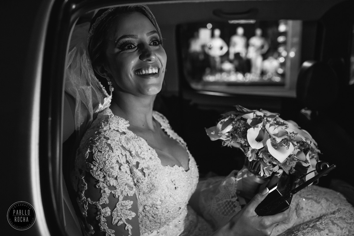 noiva no carro esperando o grande momento