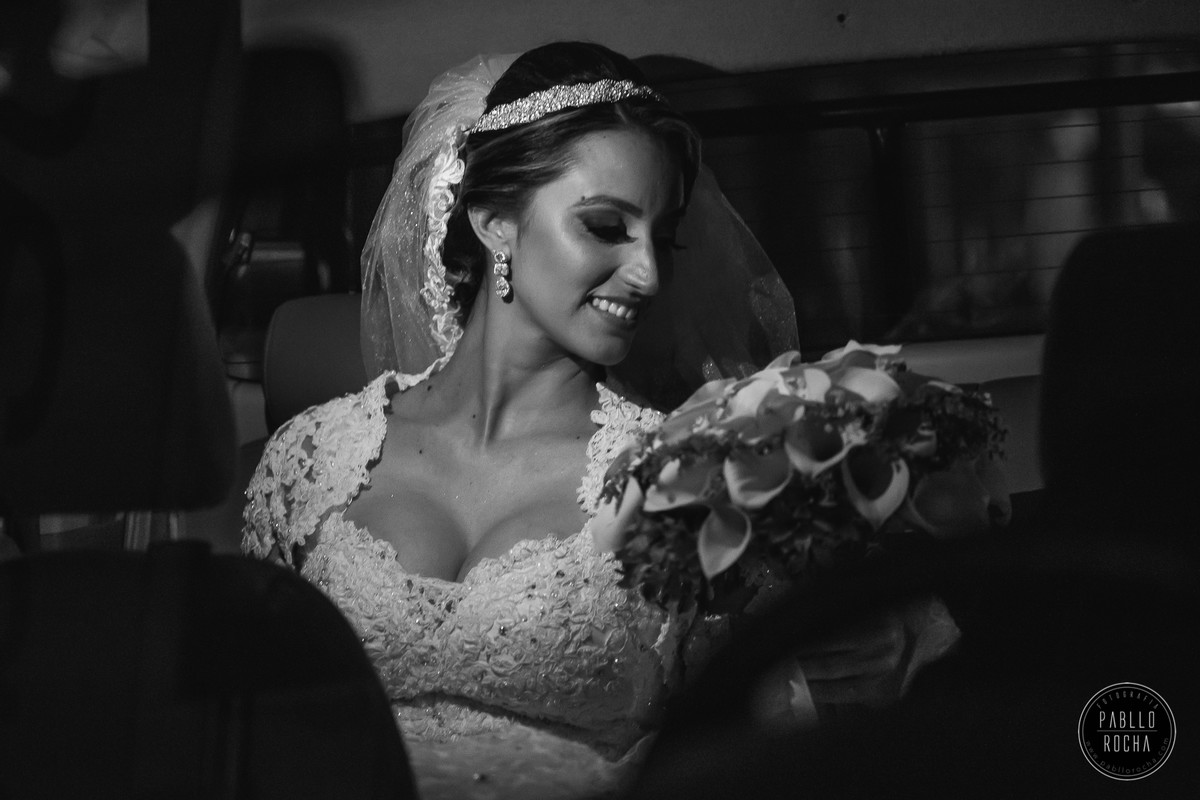 noiva admirando seu buque