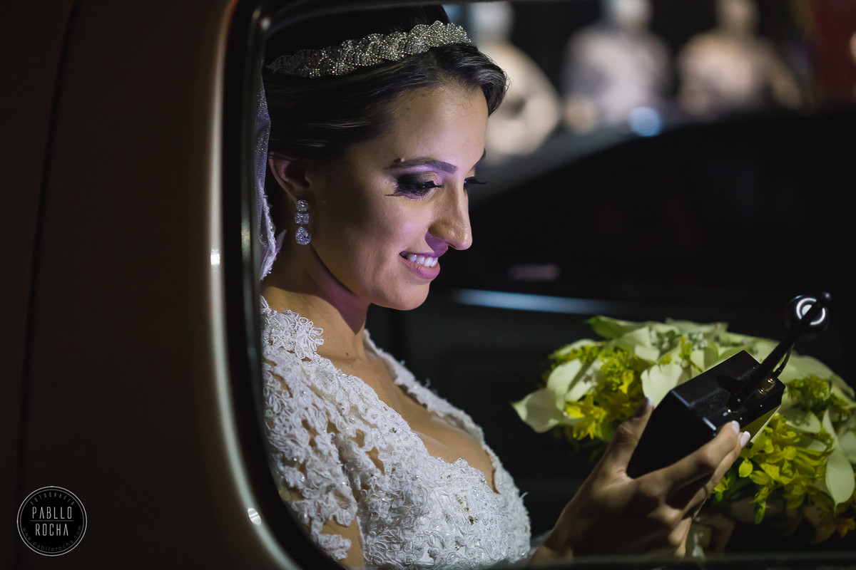 noiva assistindo as filmagens do casamento ao vivo