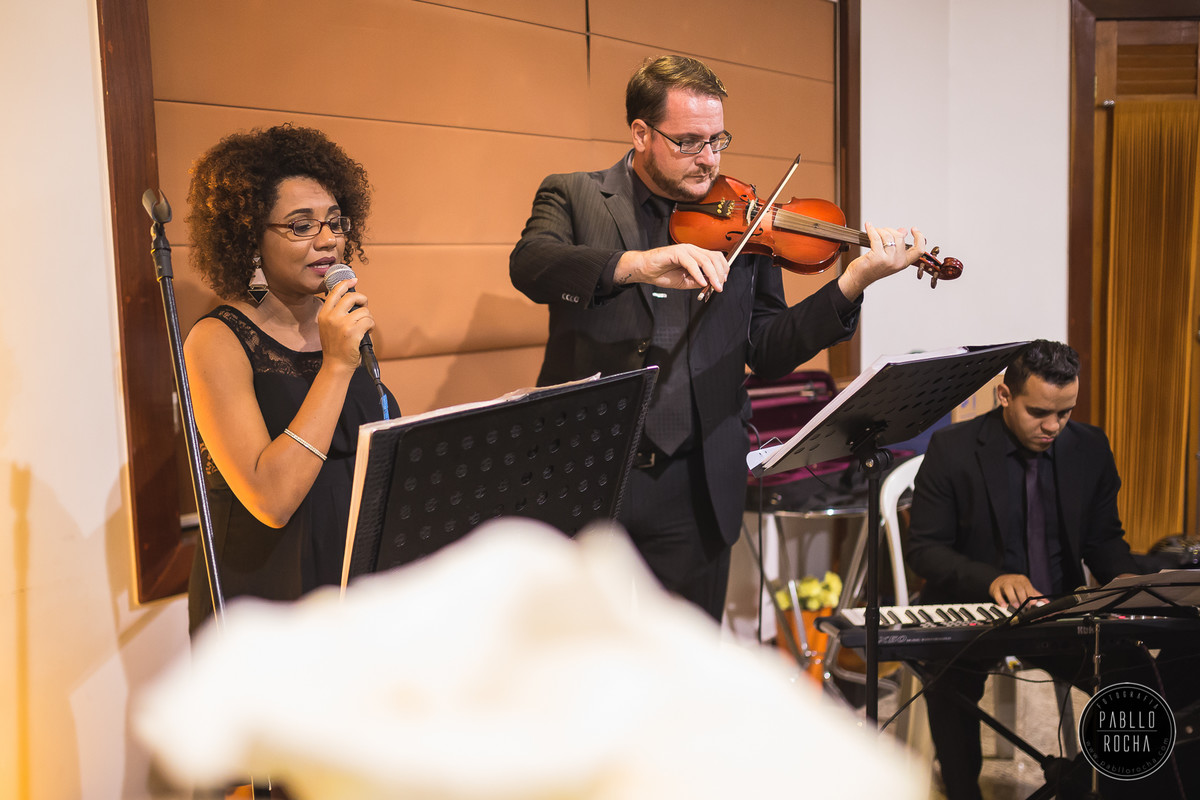Coral cantando na entrada dos noivos