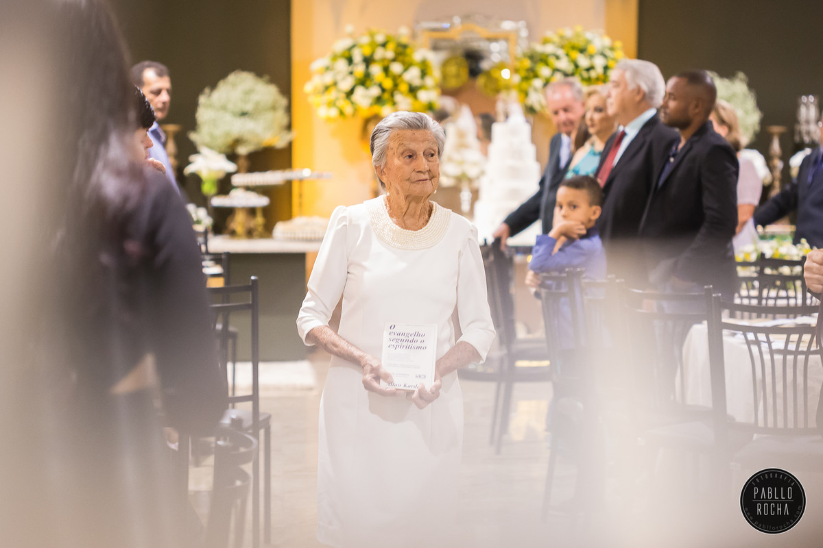 vovó  carregando evangelio espirita