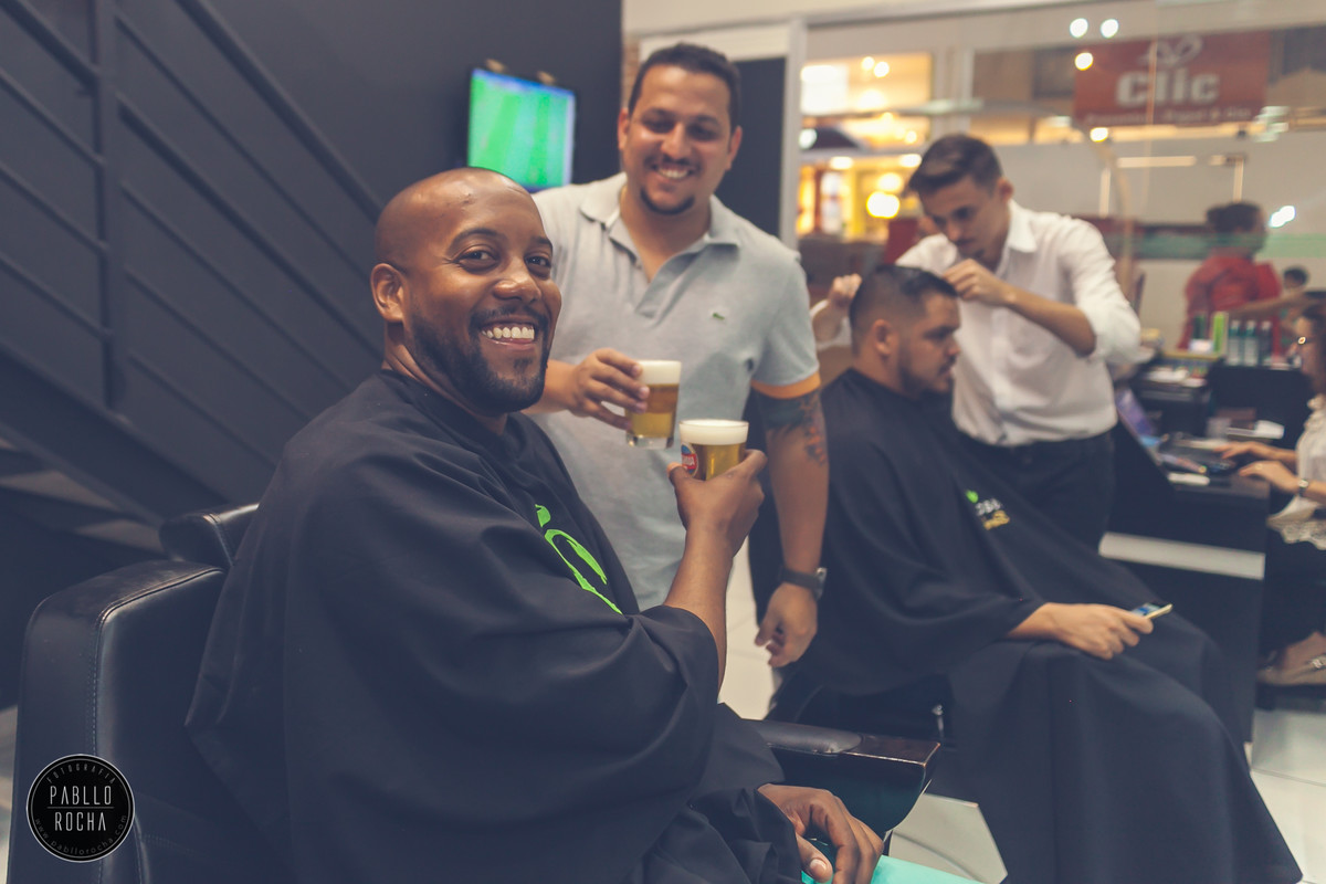 noivo bebendo um chopp com o padrinho