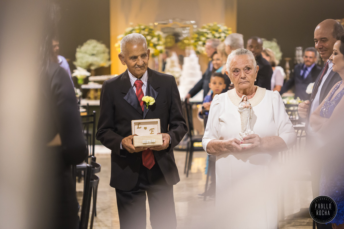 avós carregando alianças e nossa senhora
