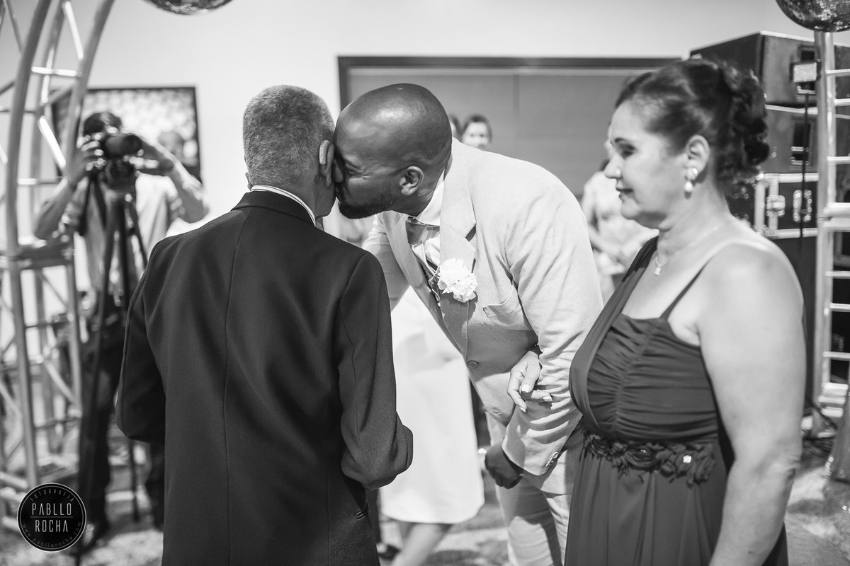 noivo beijando avô