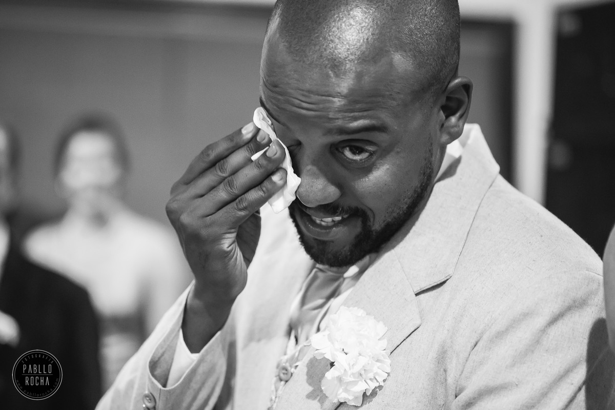 noivo secando suas lagrimas