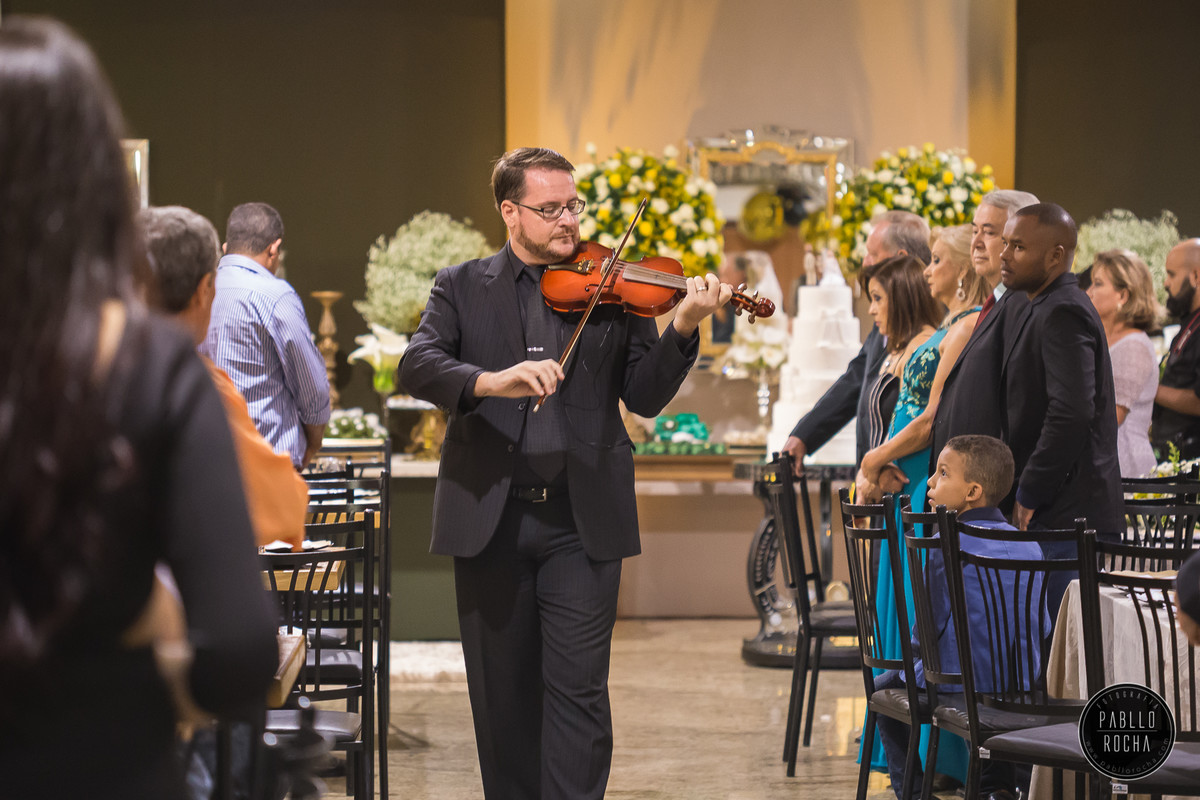 violinista tocando para a entrada da noiva