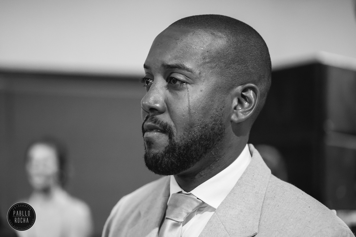 noivo se emociona ao ver a noiva