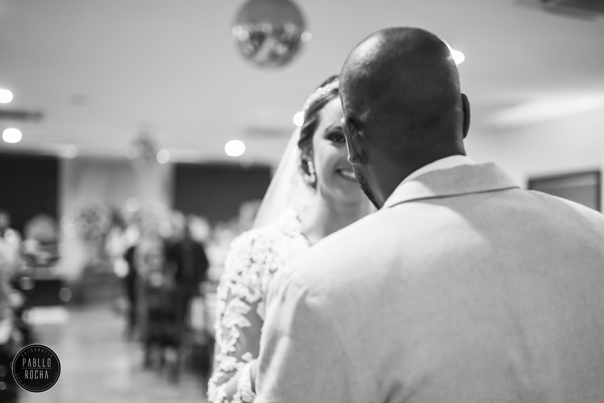 encontro dos noivos no corredor do salão