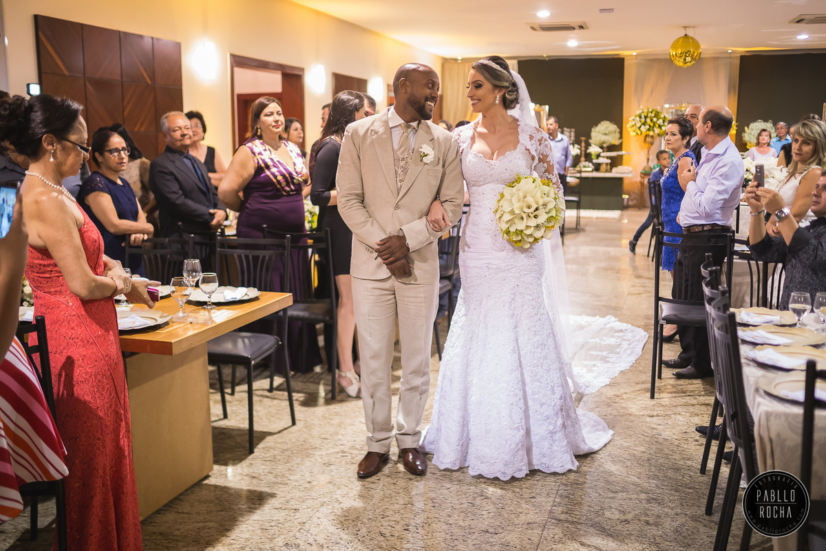 noivos se olhando nos olhos