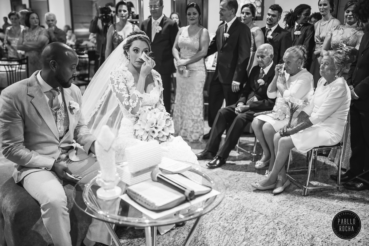 noiva avó e convidados emocionados