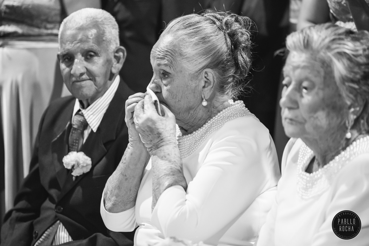 avó chorando, avó secando duas lagrimas