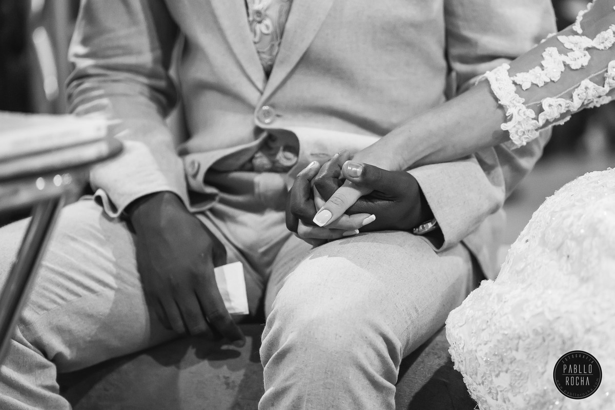 noivos pegando na mão um do outro