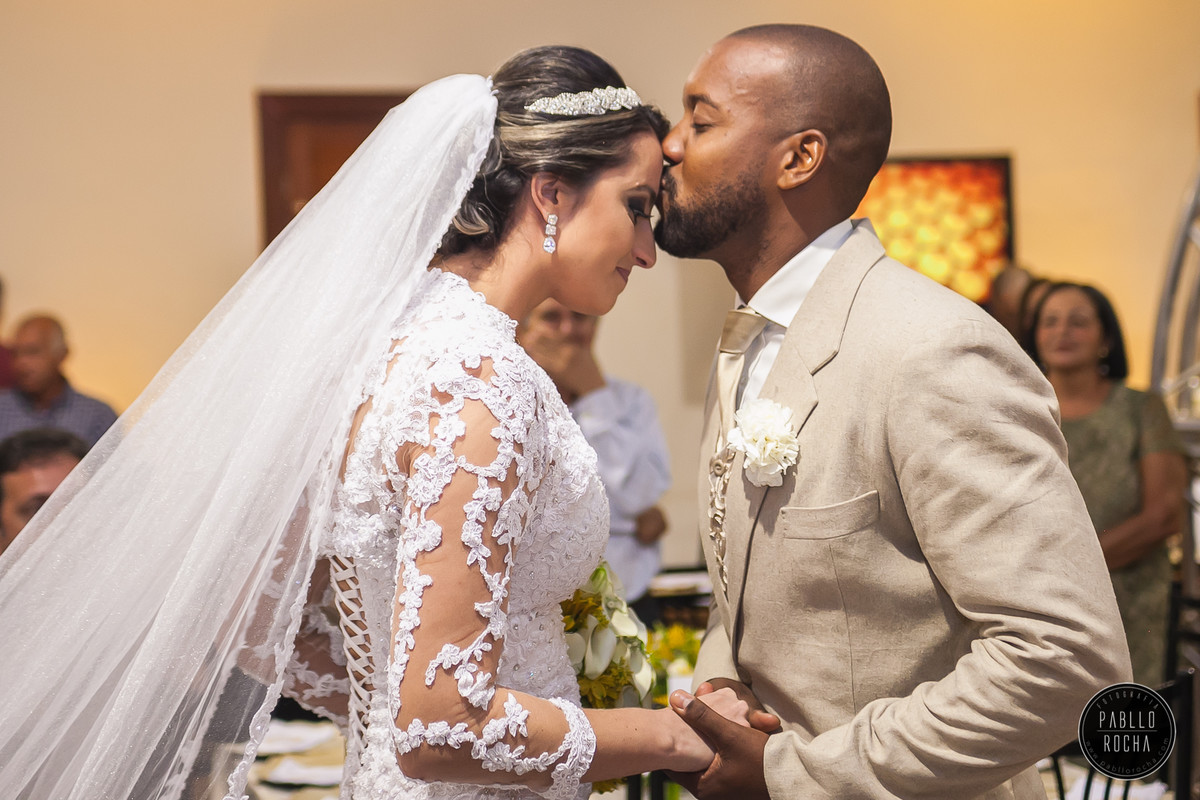 noivo beijando a testa da noiva