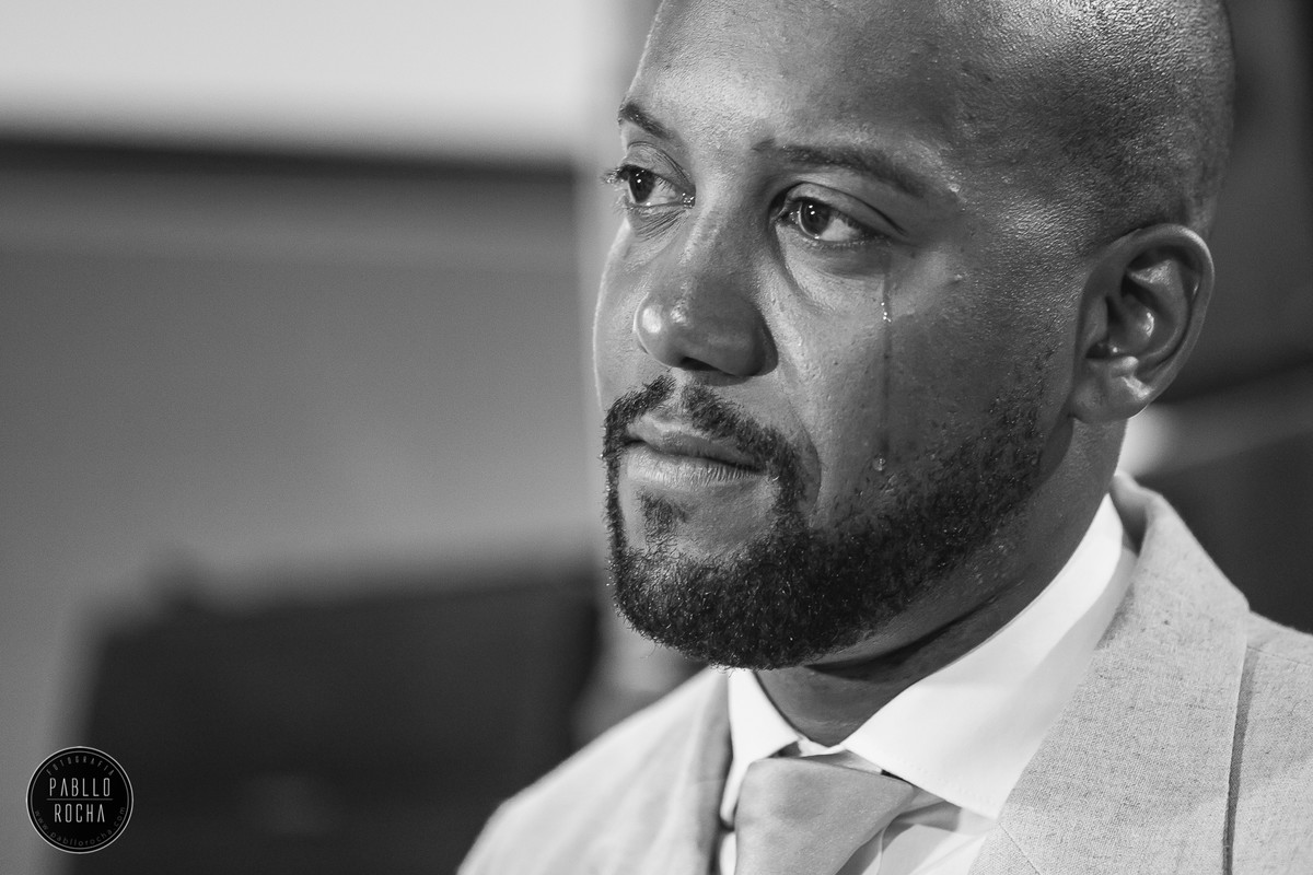 noivo emocionada se declarando