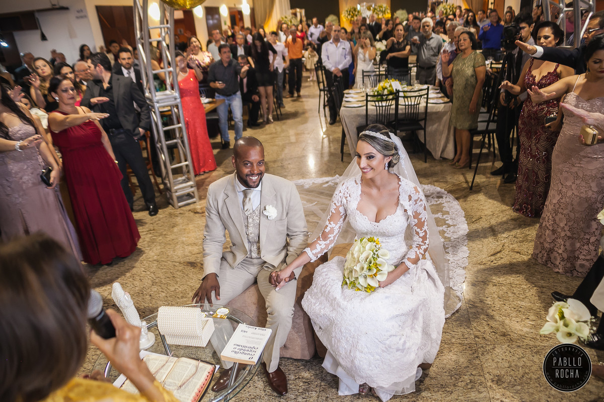 noivos sendo abençoados