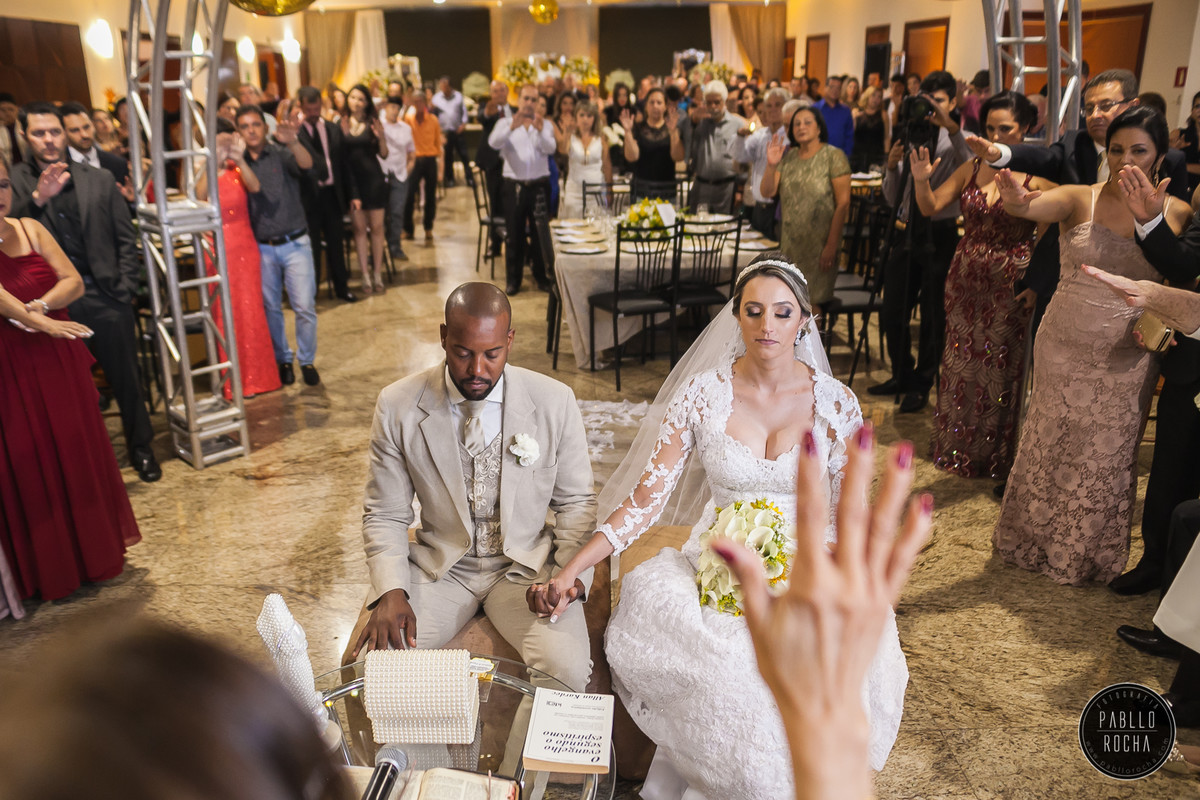 noivos sendo abençoados