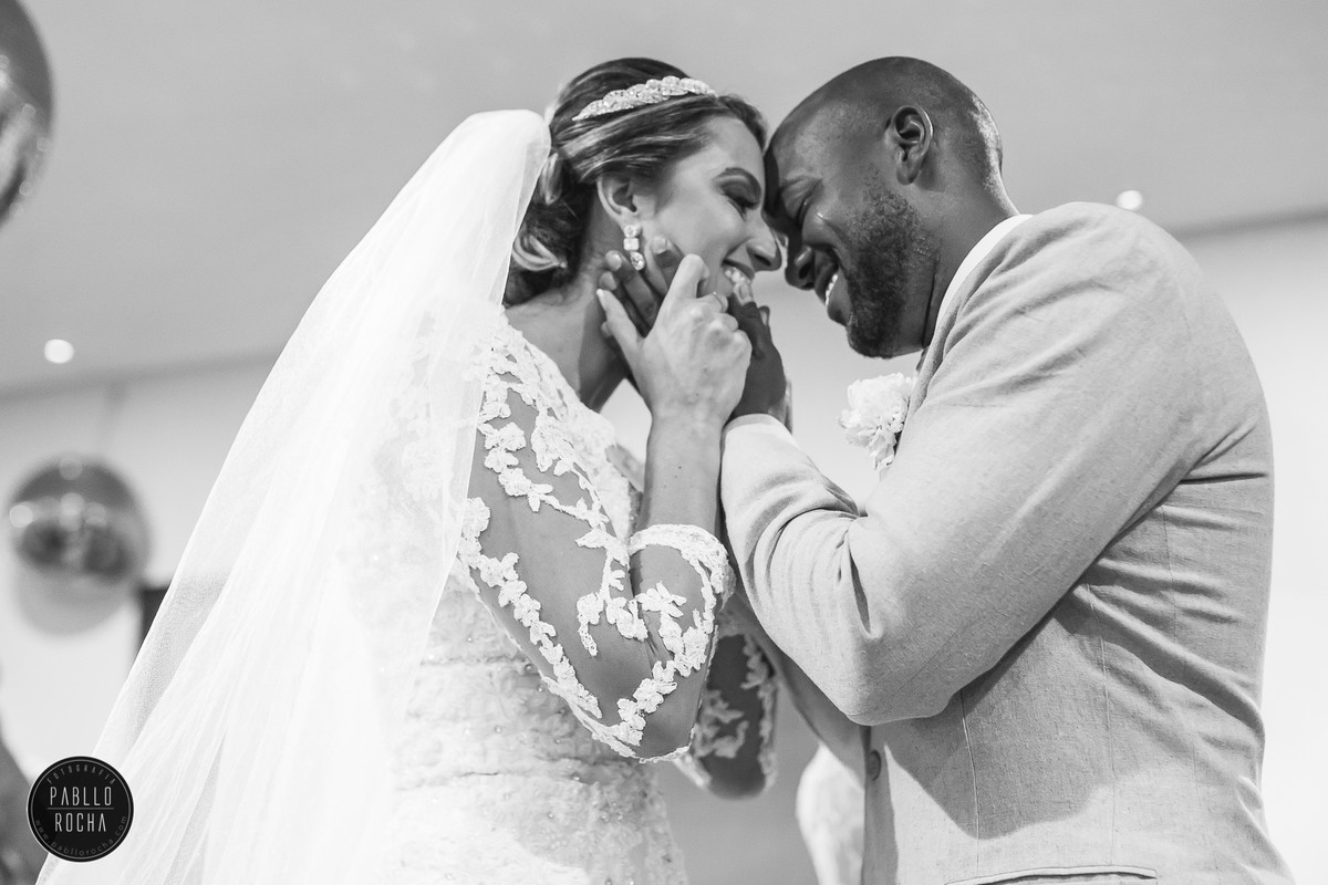 noivos trocando carinho