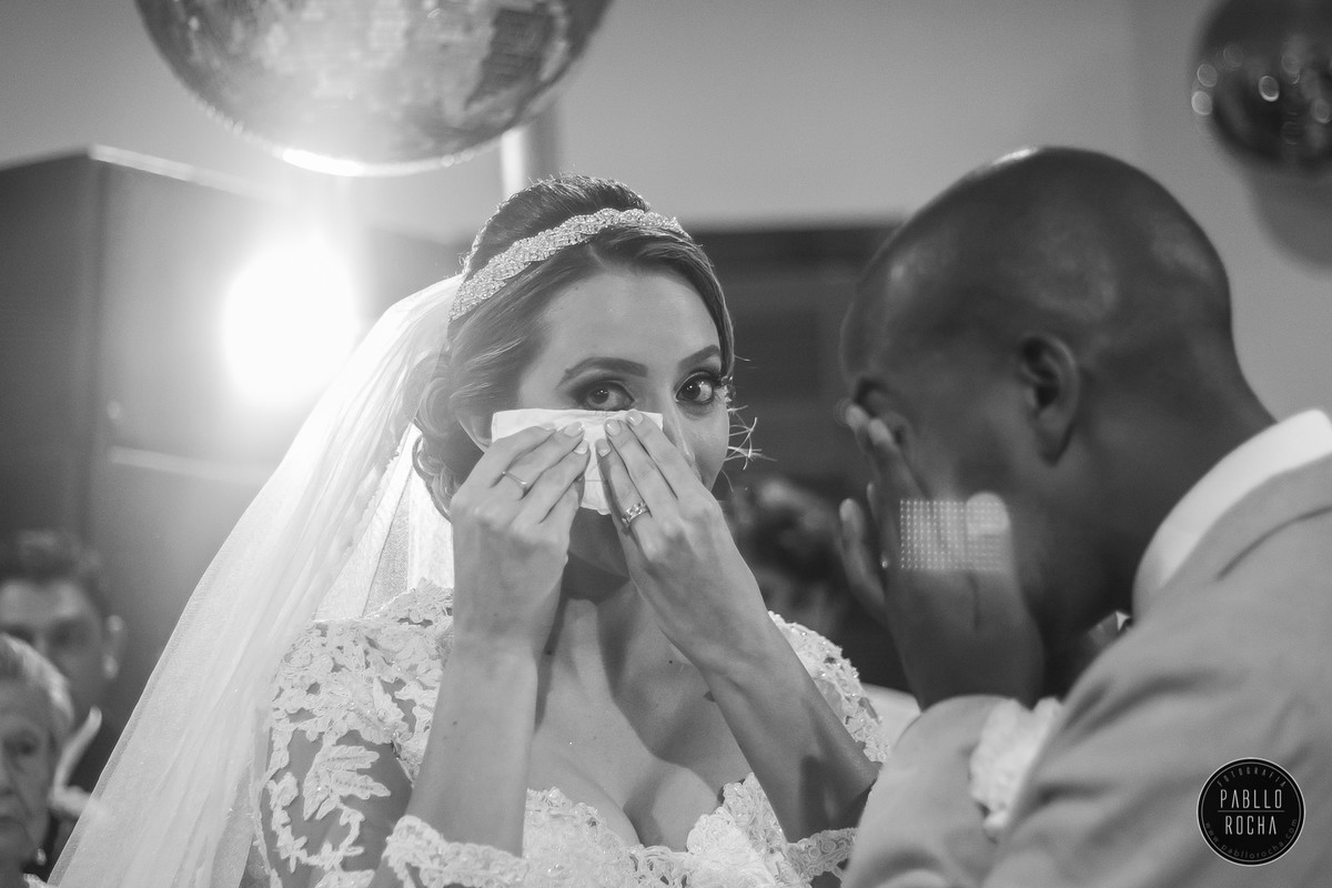 noiva e noivo secando as lagrimas