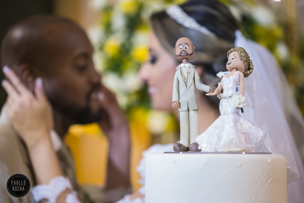 bonequinhos dos noivos em cima do bolo