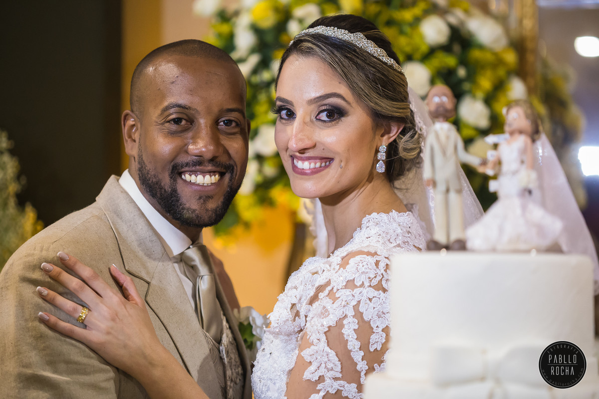 noivos posando para fotos