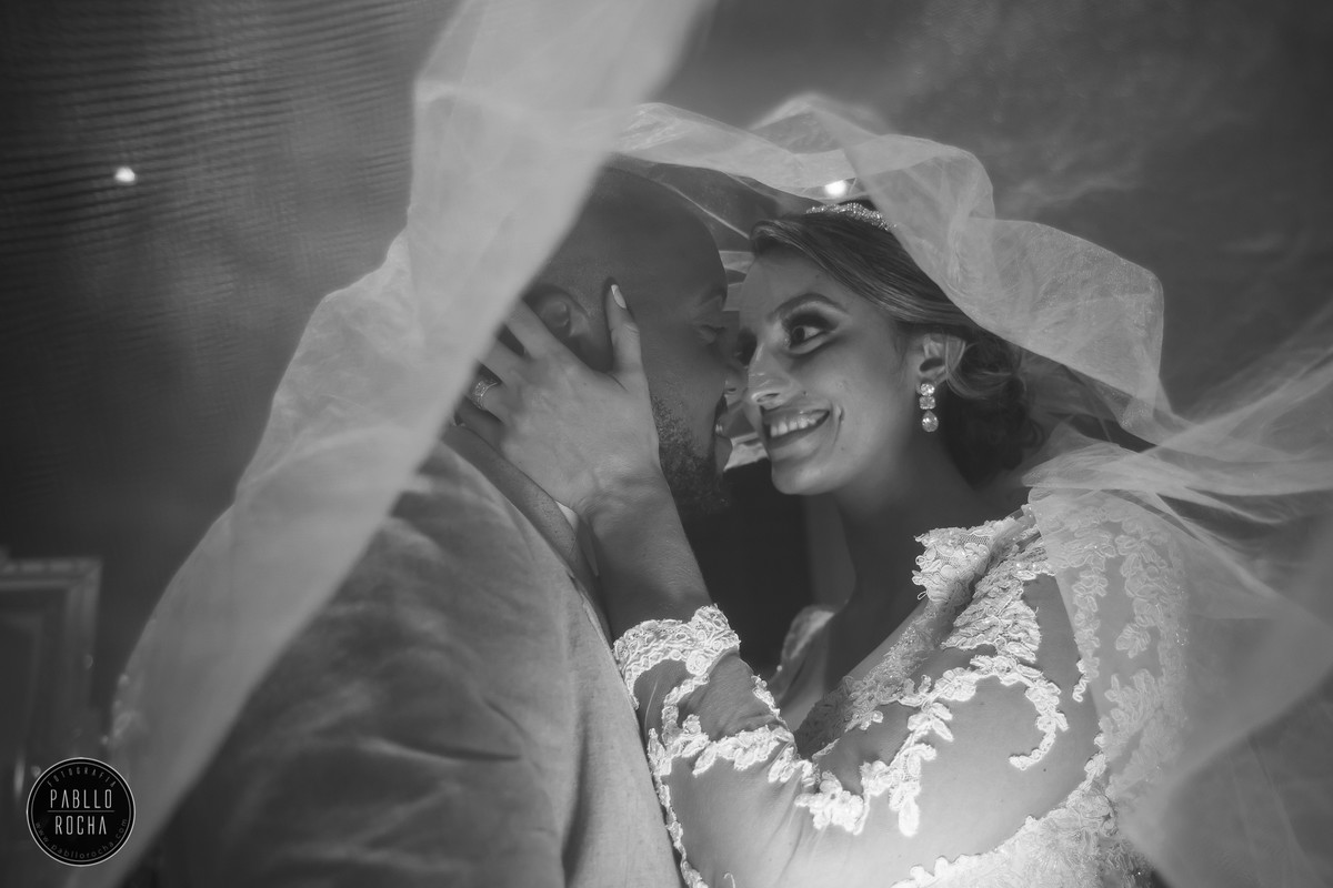 noivos em baixo do véu da noiva