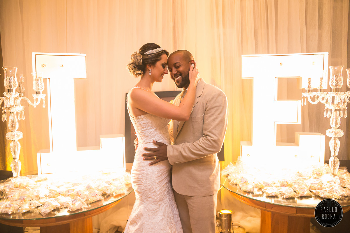 noivos trocando carinho