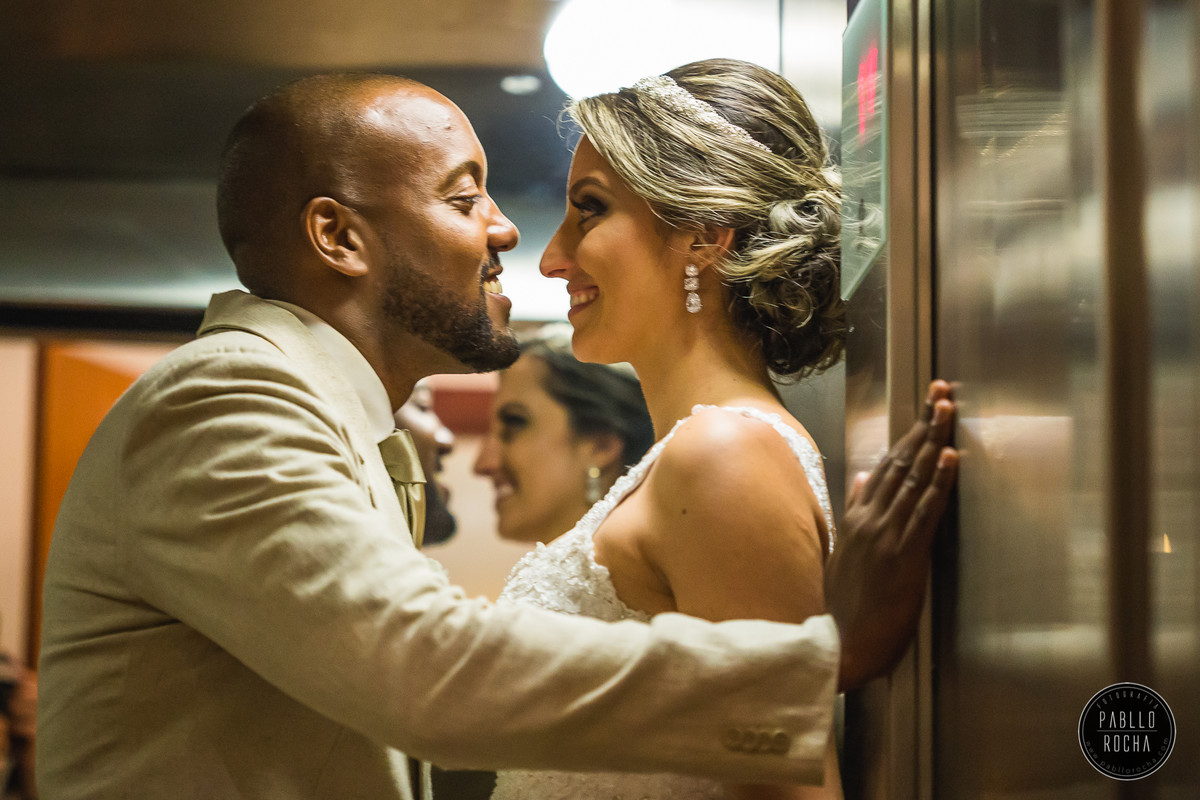 noivo e noiva no elevador
