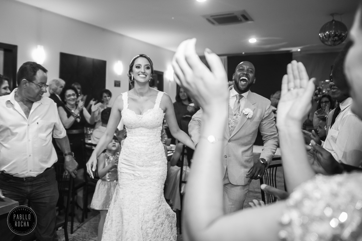 noivo e noiva quebrando tudo