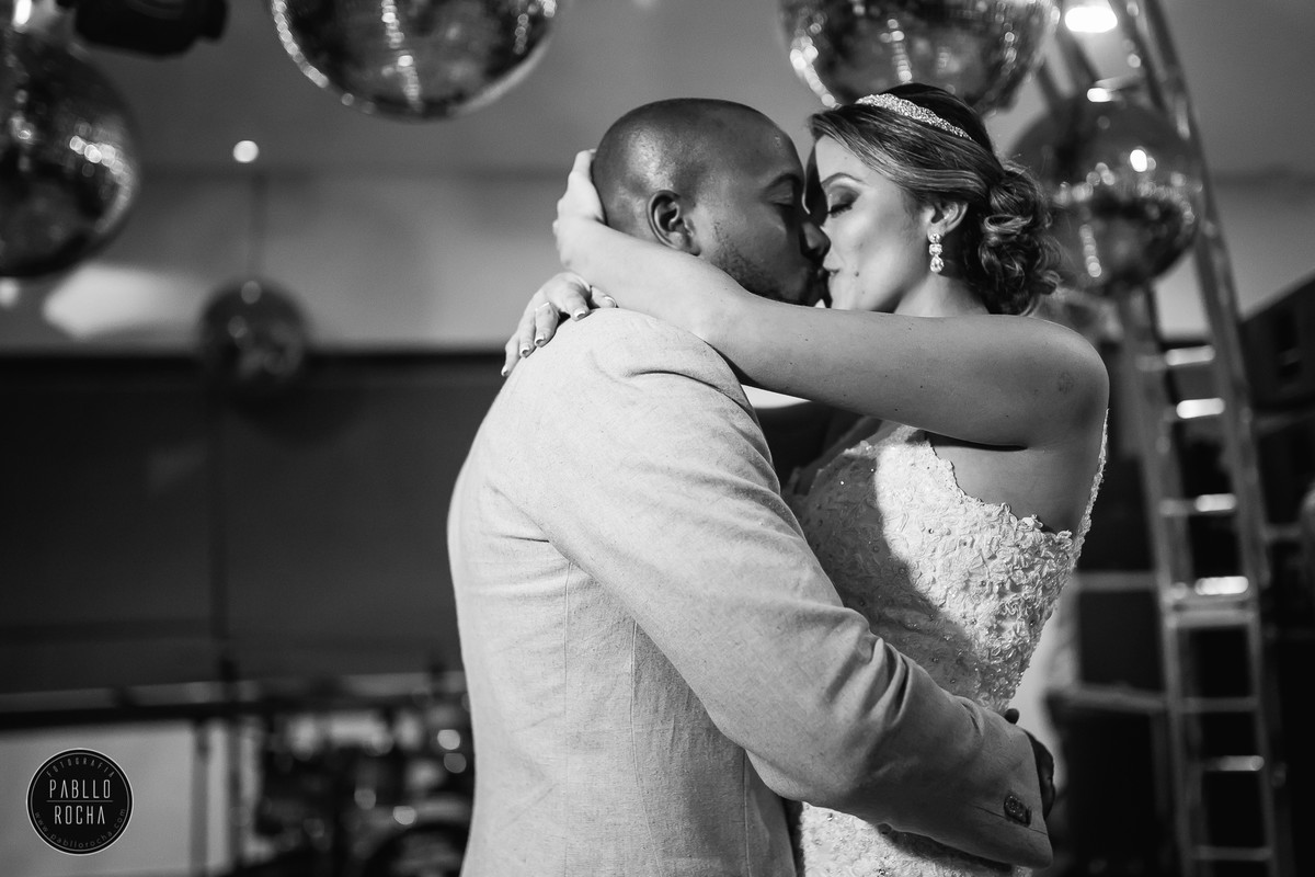 noivos se beijando na pista de dança