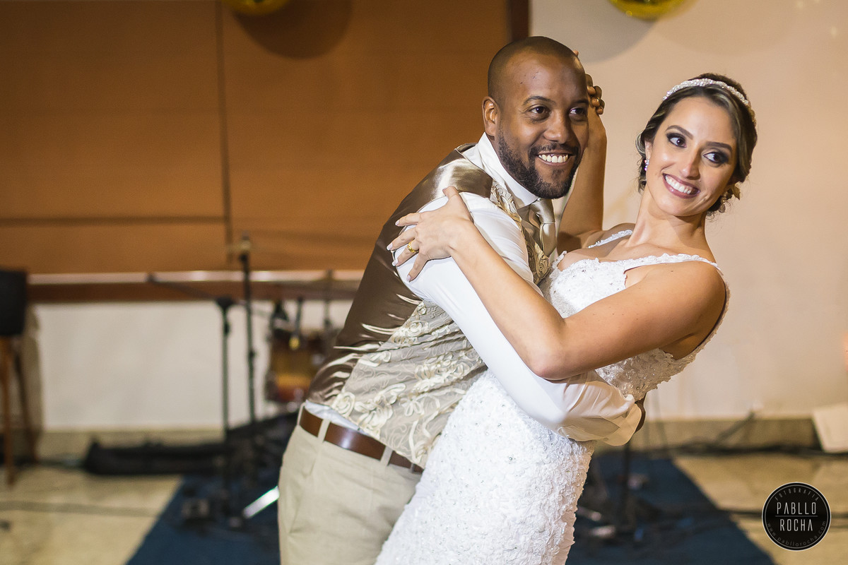 noivos posando para foto após valsa