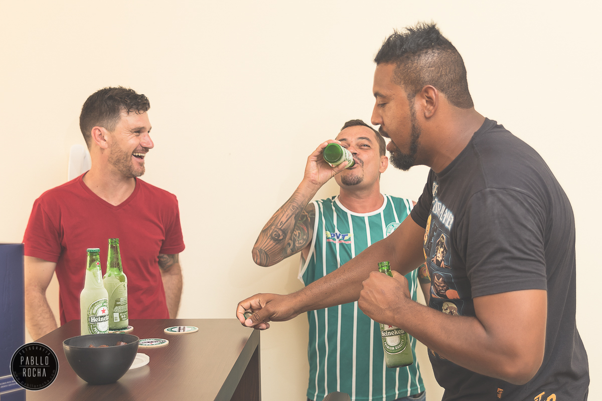 Noivo bebendo com padrinhos. | Pablo Rocha Fotografia | #fotografiacasamento #fotografoPatosdeMinas #FotografodeCasamentoMinasGerais