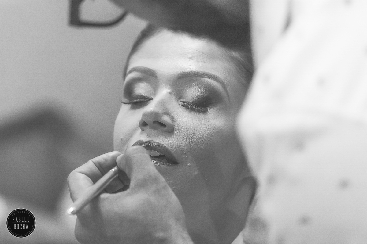 noiva se maquiando. Pablo Rocha Fotografia | #fotografiacasamento #fotografoPatosdeMinas #FotografodeCasamentoMinasGerais