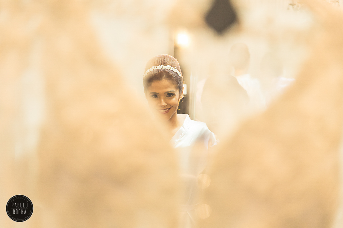 Noiva olhando para seu vestido. Pablo Rocha Fotografia | #fotografiacasamento #fotografoPatosdeMinas #FotografodeCasamentoMinasGerais