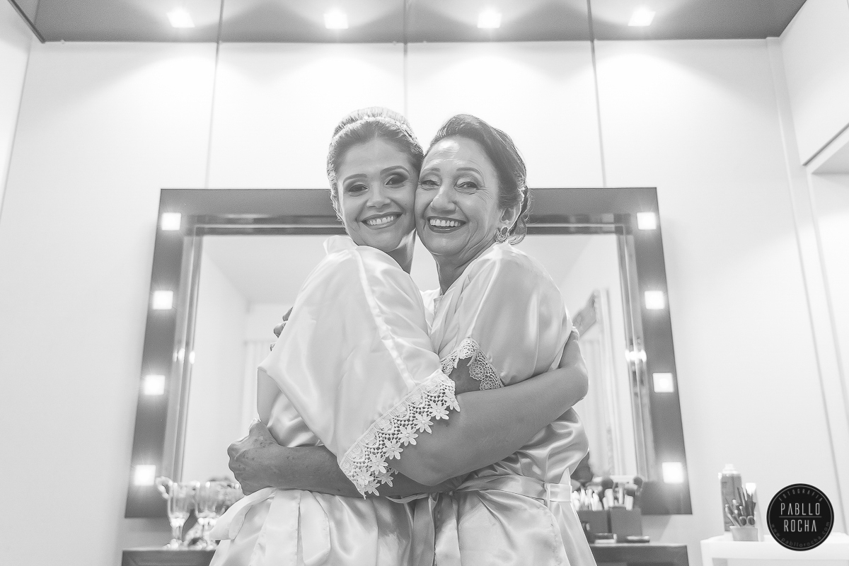 Noiva e Mãe da noiva se abraçando. Pablo Rocha Fotografia | #fotografiacasamento #fotografoPatosdeMinas #FotografodeCasamentoMinasGerais
