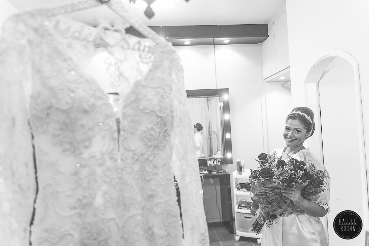 Noiva recebendo rosas. Pablo Rocha Fotografia | #fotografiacasamento #fotografoPatosdeMinas #FotografodeCasamentoMinasGerais