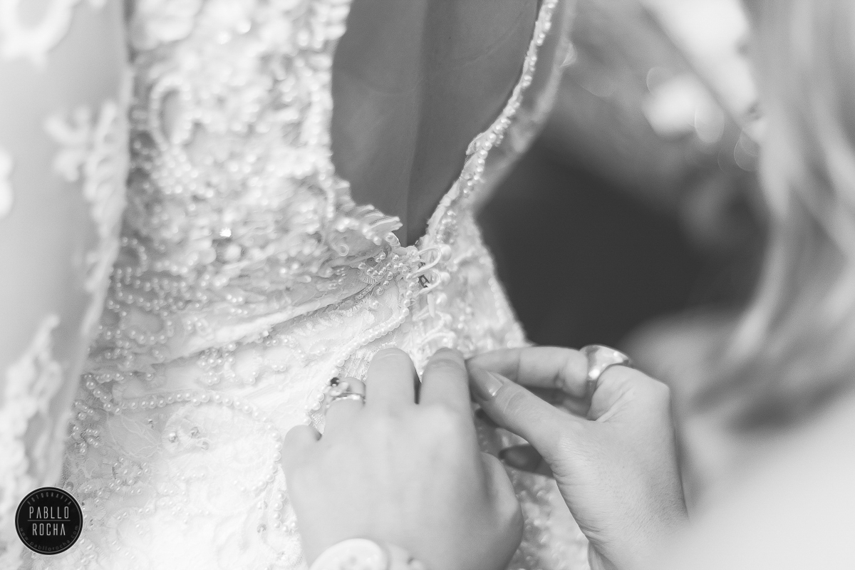 Fechando os botões do Vestido da noiva . Pablo Rocha Fotografia | #fotografiacasamento #fotografoPatosdeMinas #FotografodeCasamentoMinasGerais