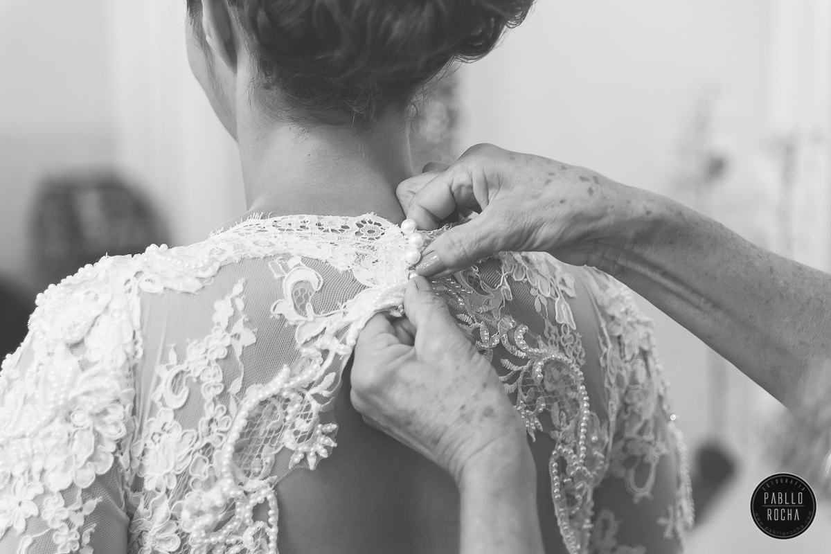 mãe da noiva ajudando noiva a se vestir. Pablo Rocha Fotografia | #fotografiacasamento #fotografoPatosdeMinas #FotografodeCasamentoMinasGerais