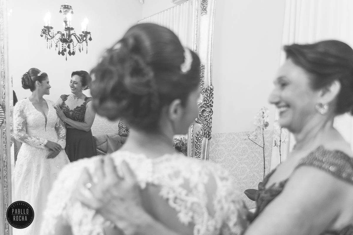 Mãe da noiva admirando a noiva. Pablo Rocha Fotografia | #fotografiacasamento #fotografoPatosdeMinas #FotografodeCasamentoMinasGerais
