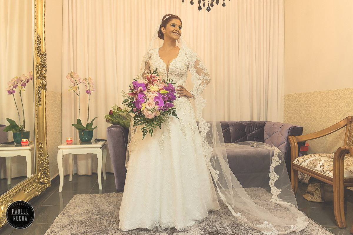 noiva e seu buque de orquídeas. Pablo Rocha Fotografia | #fotografiacasamento #fotografoPatosdeMinas #FotografodeCasamentoMinasGerais