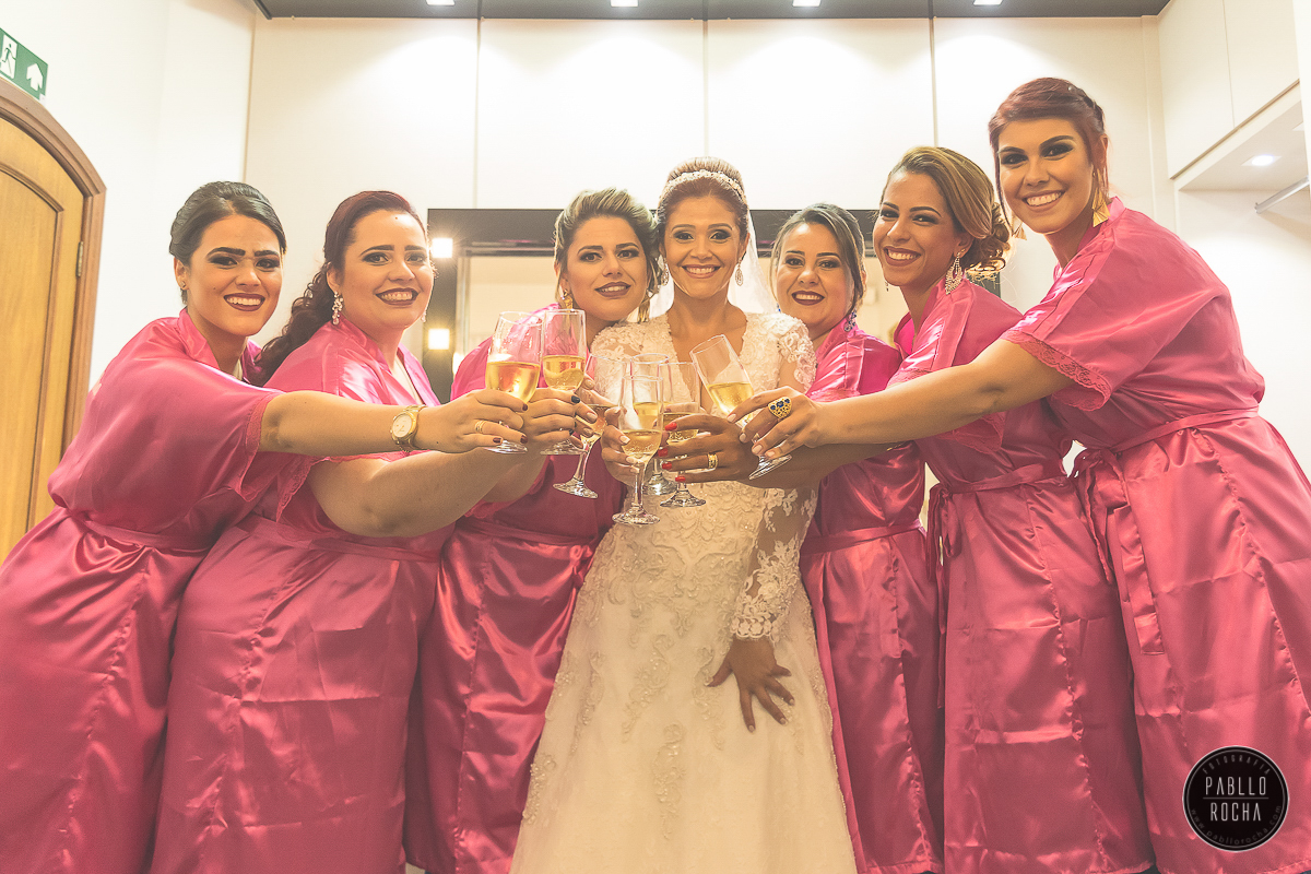 noiva brindando com as madrinhas