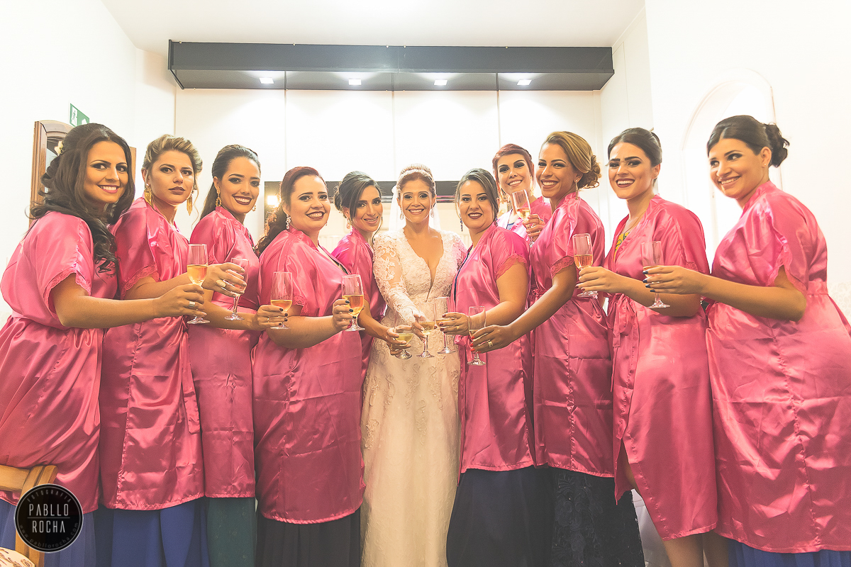 noiva brindando com as madrinhas