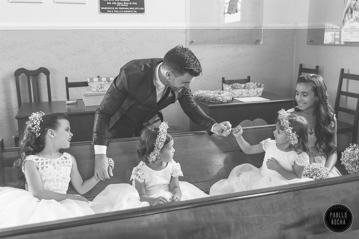 noivo brincando com as daminhas. Pablo Rocha Fotografia | #fotografiacasamento #fotografoPatosdeMinas #FotografodeCasamentoMinasGerais