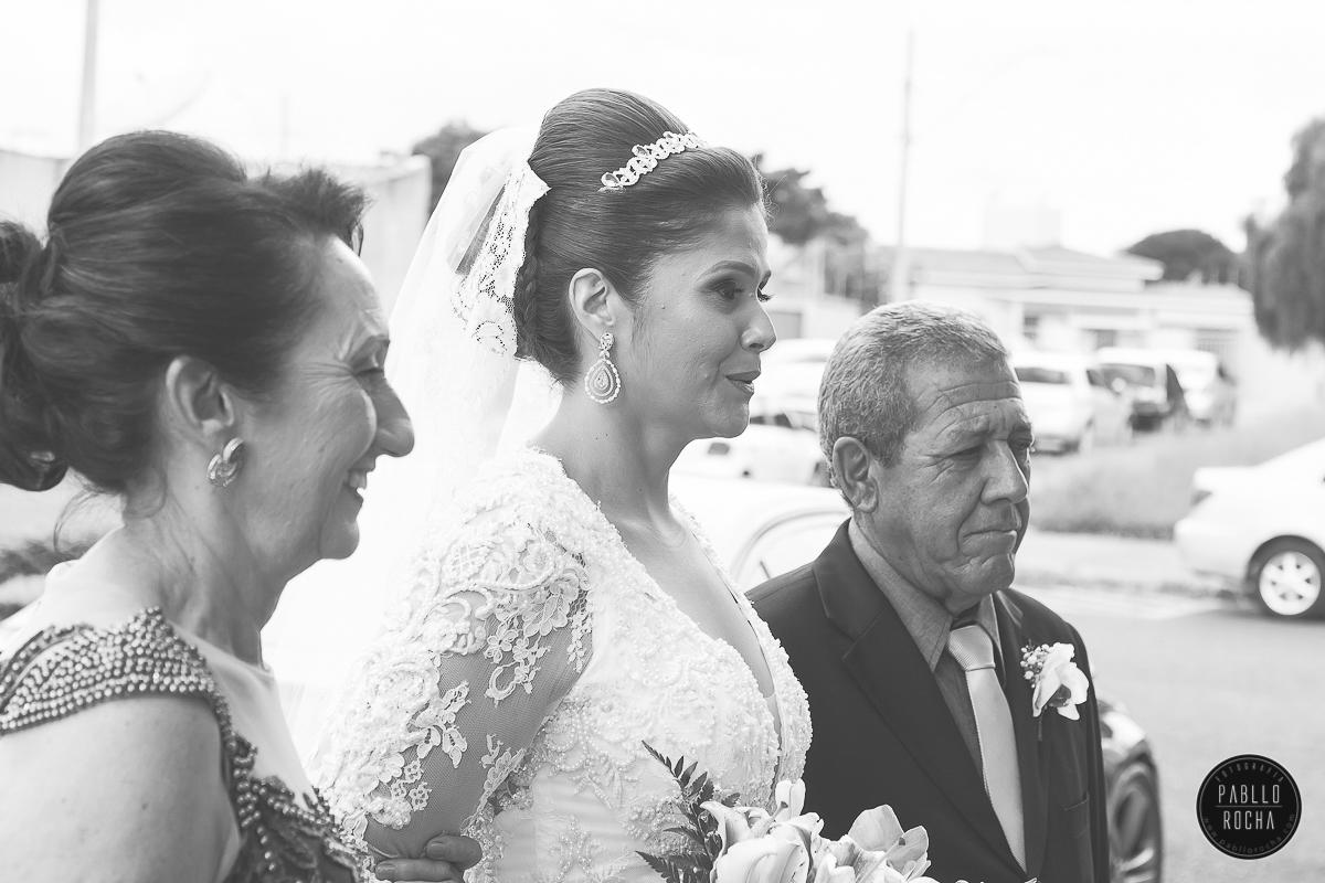 Noiva na porta da igreja