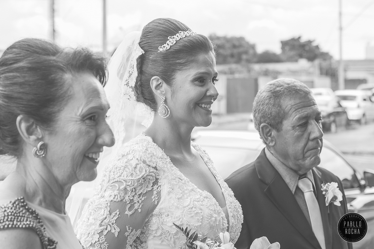 noiva sorridente ao ver o noivo no altar. Pablo Rocha Fotografia | #fotografiacasamento #fotografoPatosdeMinas #FotografodeCasamentoMinasGerais