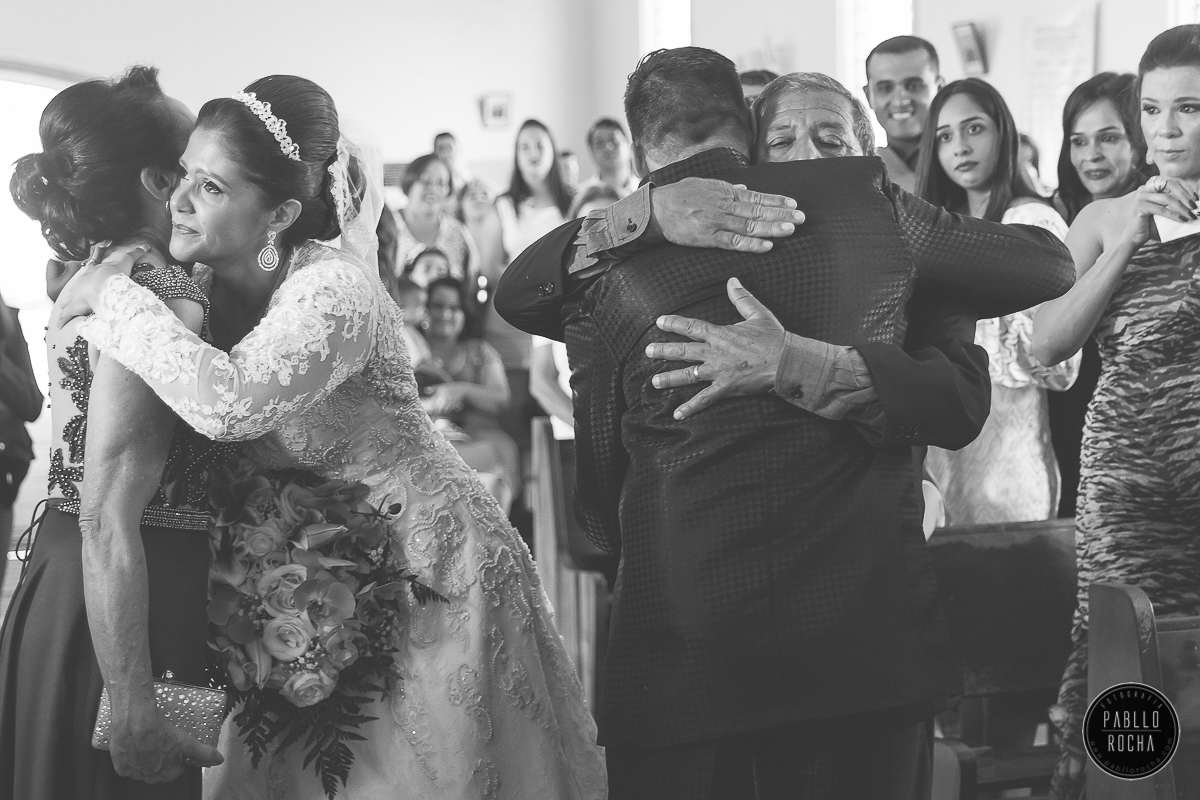 encontro dos noivos no corredor da igreja. Pablo Rocha Fotografia | #fotografiacasamento #fotografoPatosdeMinas #FotografodeCasamentoMinasGerais