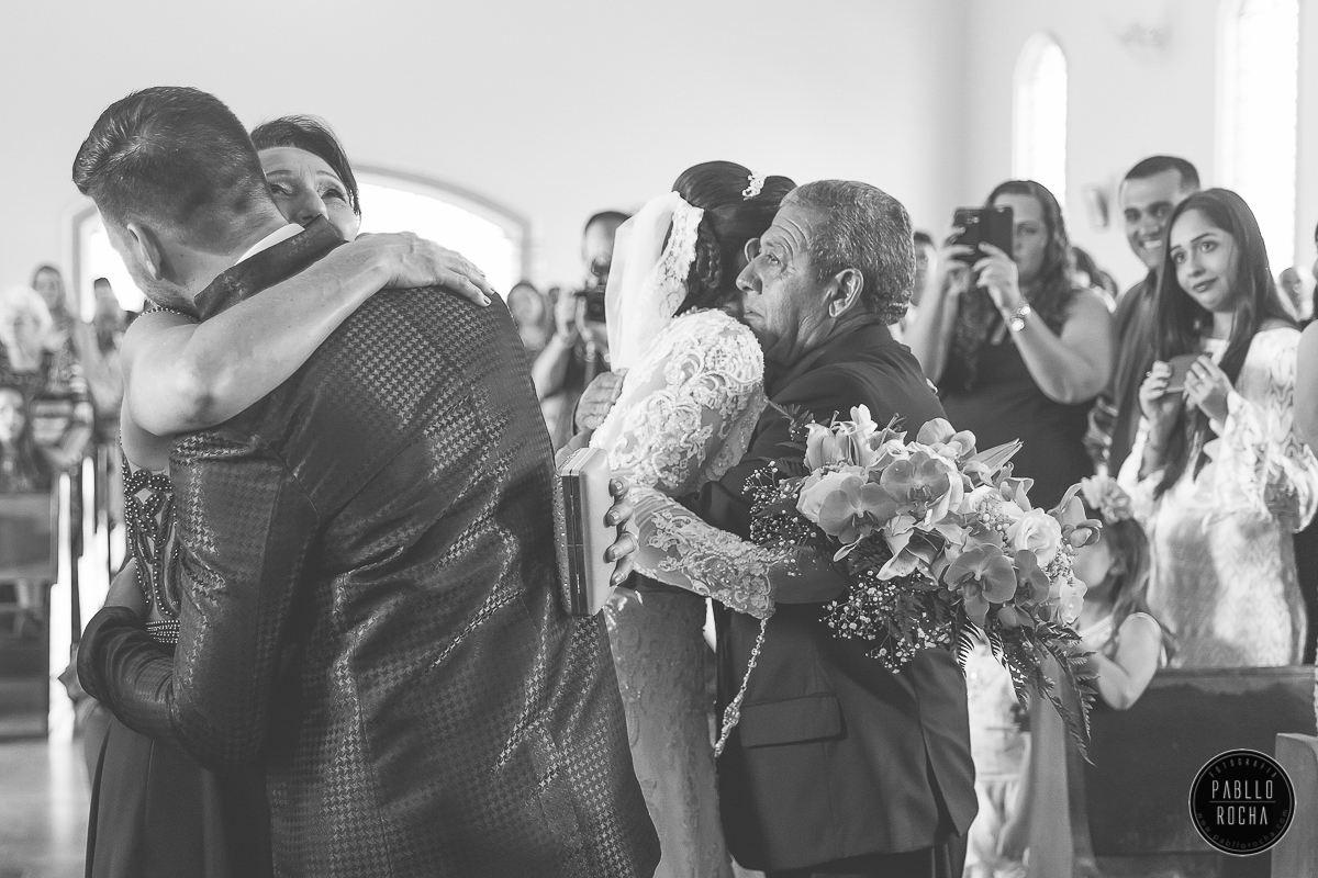 noiva abraçando os pais